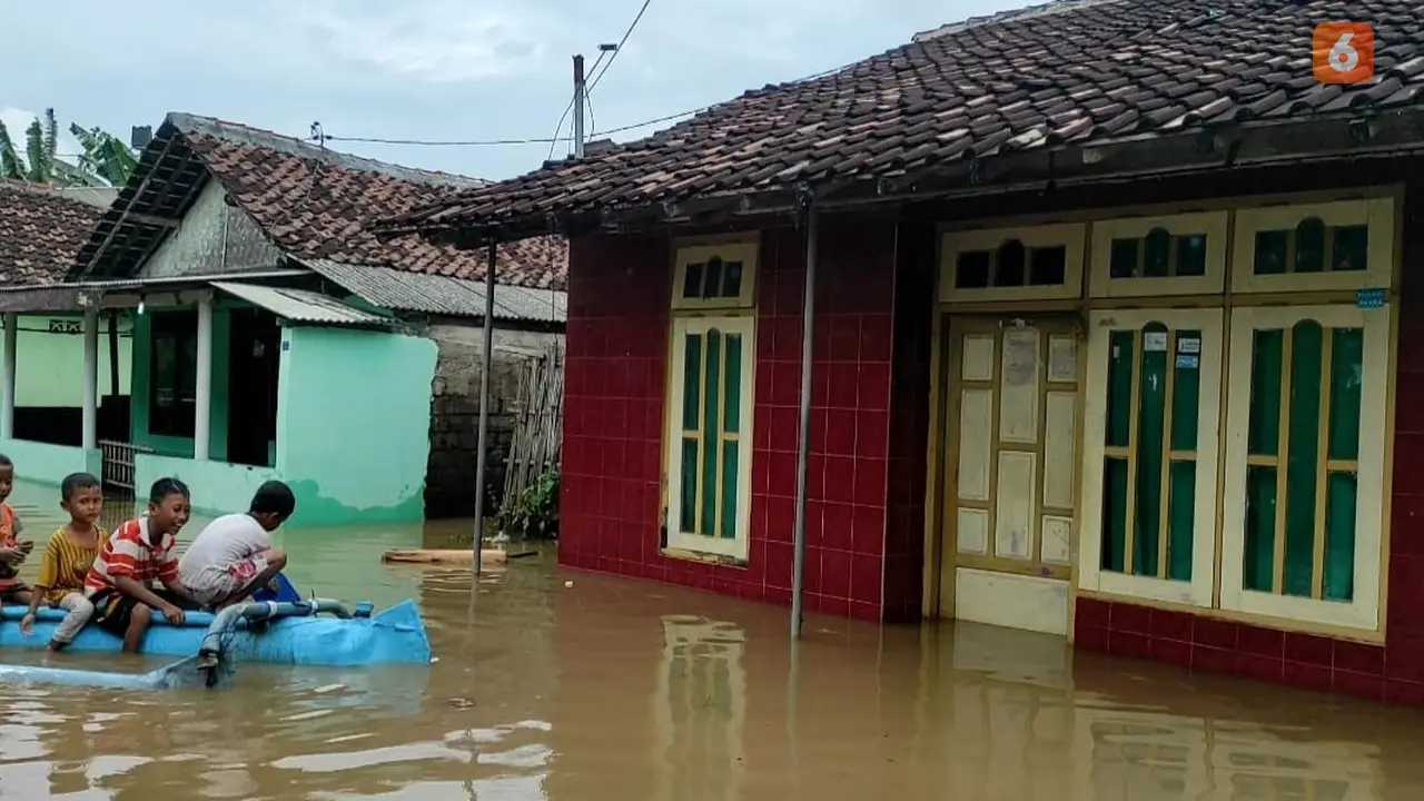 Banjir masih merendam rumah warga  Wonoasri Kelurahan Sobo Banyuwangi. (Hermawan Arifianto/Liputan6.com)