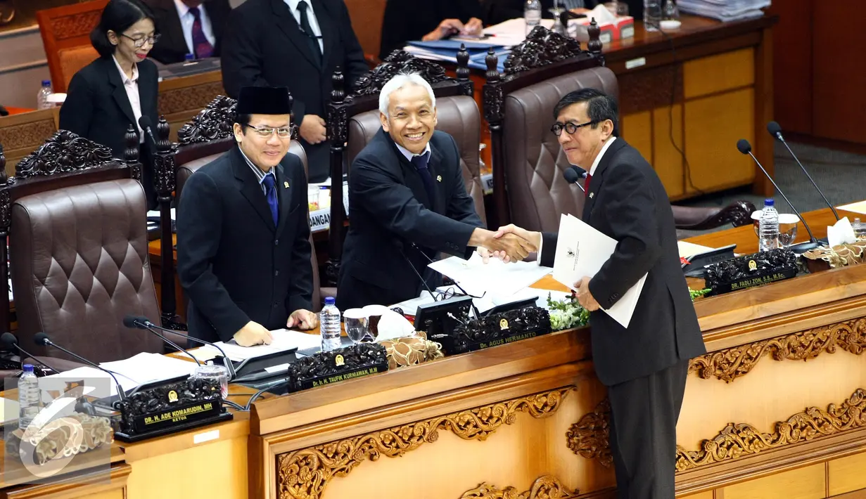 Perwakilan Pemerintah Menteri hukum dan Ham, Yasona Laoly menyerahkan pandangan Pemerintah terhadap dua RUU ITE dan Merek kepada Wakil Ketua DPR Agus Hermanto (tengah) di Kompleks Parlemen, Senayan, Jakarta, Kamis (27/10). (Liputan6.com/JohanTallo)