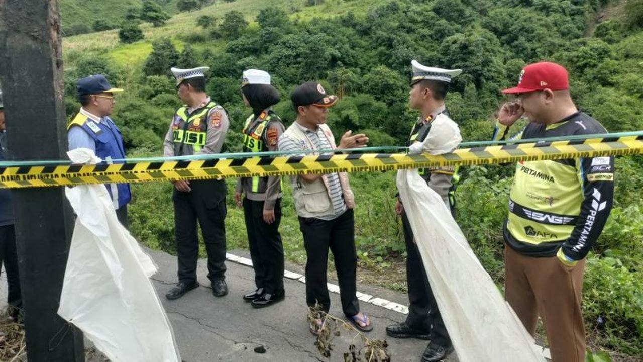 Polres Lombok Tengah Cek Jalan Amblas Selong Belanak Mandalika, Antisipasi Kecelakaan