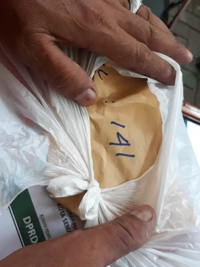 Surat suara di sejumlah TPS Kelurahan Kembangarum, Semarang Barat, tertukar dengan Dapil lain. (Foto: Liputan6.com/Felek Wahyu)