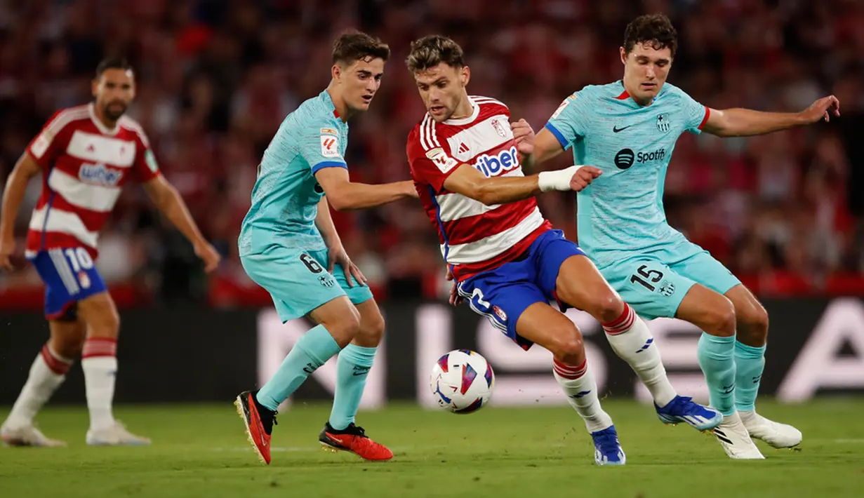 Barcelona harus bekerja ekstra keras saat bertandang ke kandang Granada. Ketinggalan dua gol, skuad asuhan Xavi akhirnya berhasil memaksa pertandingan berakhir imbang 2-2. (AP Photo/Fermin Rodriguez)