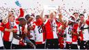 Kapten Feyenoord, Dirk Kuyt, mengangkat trofi usai memastikan diri sebagai jawara Eredivisie Liga Belanda 2016-2017 di laga melawan Heracles Almelo di Stadion De Kuip, Rotterdam, Minggu (14/5/2017).  Feyenoord menang 3-1. (EPA/Robin Van Lonkhuijsen)