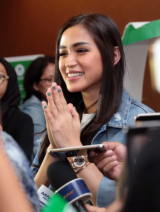 Lantas seperti apa penjelasan janda satu anak dengan komentar yang ditulis beberapa waktu lalu itu? Ditemui di sebuah acara, ia enggan menjelaskan. Terkesan, ia menghindari awak media yang telah menunggu komentarnya. (Deki Prayoga/Bintang.com)