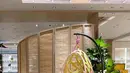 Jangan lewatkan Cocoon karya Campana Brothers, wajib untuk diintip. Dikenal karena pendekatan visioner terhadap desain, Fernando dan Humberto Campana memadukan teknologi canggih dengan warisan kerajinan kulit Louis Vuitton dalam koleksi Cocoon for the Objets Nomades. Cangkang fiberglass berlubang halus dilapisi dengan kulit anak sapi, halus di bagian luar dan berlapis di bagian dalam. Bantalan berbentuk khusus menjadikan kursi ini tempat peristirahatan yang memanjakan dan menyejukkan, tempat yang sempurna untuk bersantai sepanjang hari.  / Foto dok: Louis Vuitton.