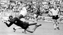 Gerd Mueller. Eks striker Timnas Jerman Barat yang belum lama wafat pada 15 Agustus 2021 dalam usia 75 tahun ini total mencetak 10 gol saat menjadi top skor pada Piala Dunia 1970 di Meksiko. Jerman Barat pun dibawanya finis di peringkat ketiga setelah menang 1-0 atas Uruguay di laga perebutan tempat ketiga. Dari 6 laga, ia hanya absen mencetak gol di laga perebutan tempat ketiga. Ketajamannya dibuktikan di fase grup dengan membuat 2 kali hattrick saat menang 5-2 atas Bulgaria dan kala menang 3-1 atas Peru. (AFP/Staff)
