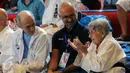 Salah satu peserta berusia lanjut berbincang jelang berlaga di Kejuaraan Dunia Karate SKIF ke-12 di JIExpo Kemayoran Jakarta, Jumat (26/8). Ratusan atlet dari 58 negara berlaga hingga Minggu (28/8). (Liputan6.com/Helmi Fithriansyah)