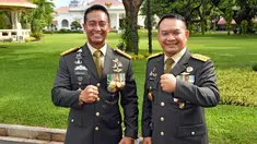 Panglima TNI Jenderal Andika Perkasa dan KSAD Jenderal Dudung Abdurachman usai pelantikan di Istana Negara, Rabu (17/11/2021). Presiden hari ini resmi melantik Jenderal Andika Perkasa sebagai Panglima TNI dan Letjen Dudung Abdurachman menjadi KSAD. (Foto: Agus Suparto/Biro Sekretariat Kepresidenan)