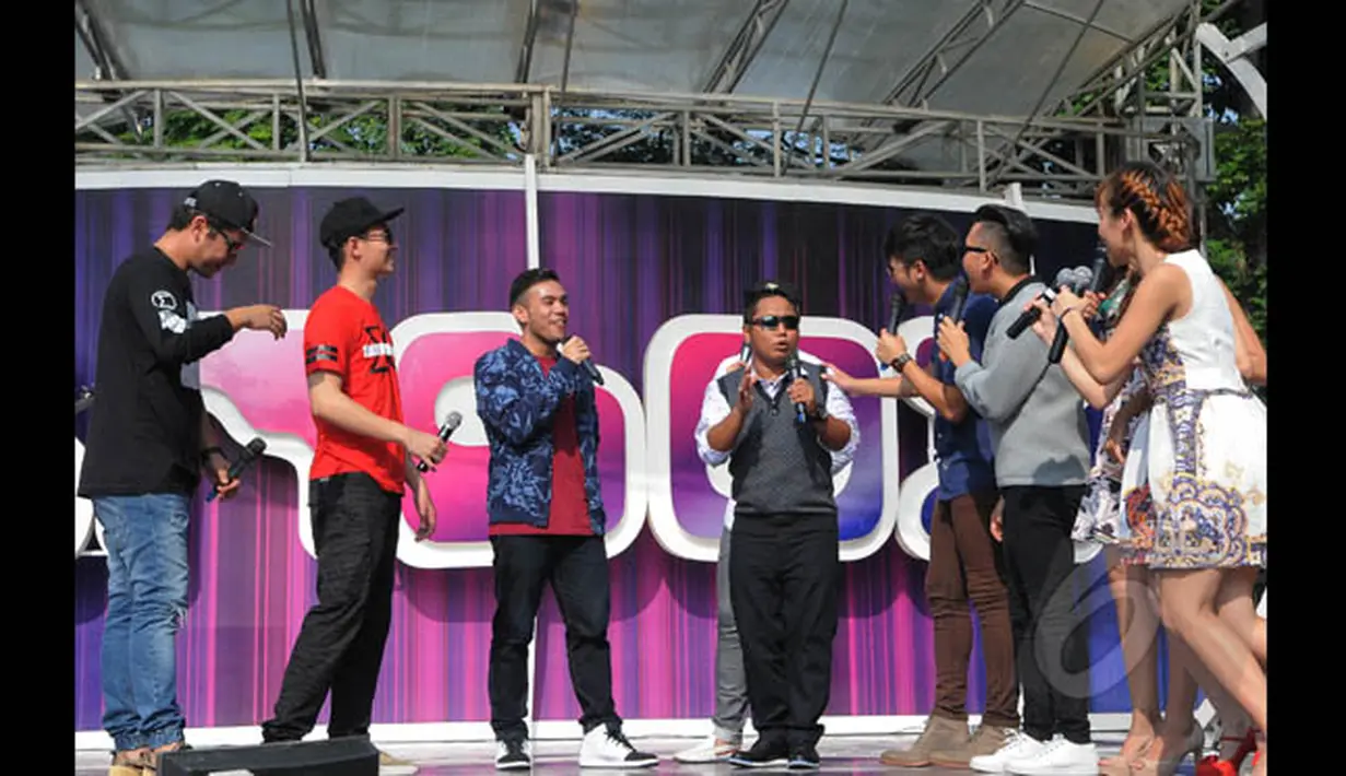 Juara ketiga Music Video Contest, Eros Tjokro (tengah) saat memperkenalkan diri di atas panggung inBox SCTV di Gelora Bung Karno, Jakarta, Rabu (28/1/2015). (Liputan6.com/Herman Zakharia)