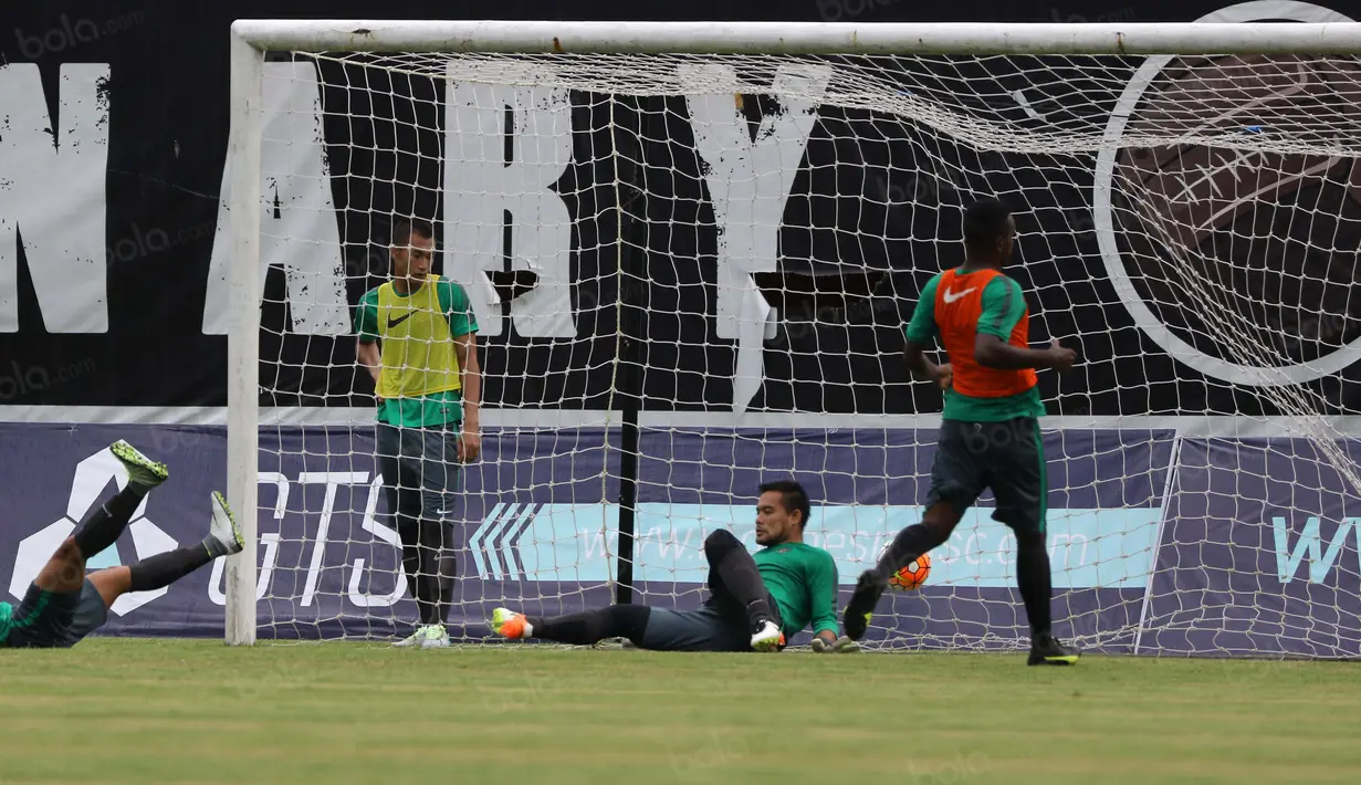 Kiper Timnas Indonesia, Andrytani gagal menahan bola yang masuk ke gawangnya pada sesi latihan timnas Indonesia di Stadion Maguwoharjo, Sleman, Jumat (7/10/2016). (Bola.com/Nicklas Hanoatubun)
