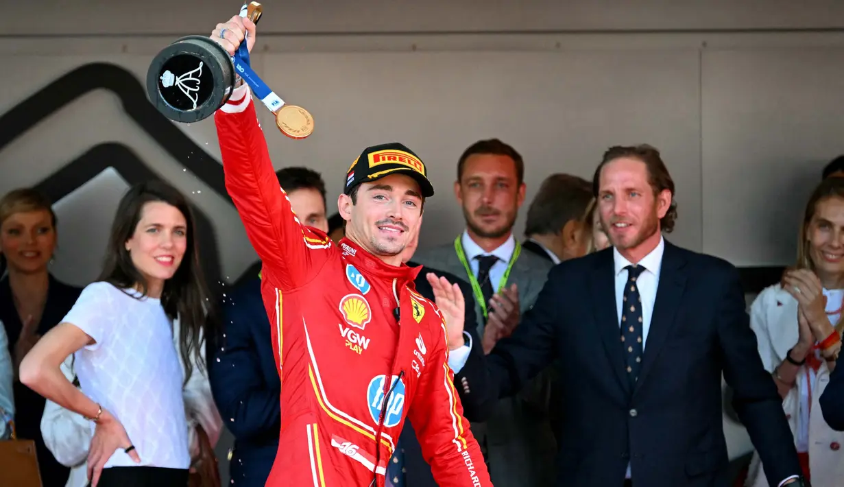 Pembalap Monegasque Ferrari, Charles Leclerc merayakan kemenangan usai Grand Prix Formula 1 Monako pada 26 Mei 2024 di Circuit de Monaco. (NICOLAS TUCAT/AFP)