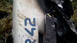 Bagian pesawat ATR 42 milik Trigana Air IL 257 yang ditemukan di Oksob, Pegunungan Bintang, Papua, Selasa (18/8/2015). Pesawat yang membawa 54 penumpang tersebut ditemukan dalam keadaan hancur dan terbakar. (Istimewa)