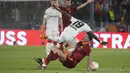 Bek AS Roma Roger Ibanez berebut bola dengan penyerang  Bayer Leverkusen Moussa Diaby  pada leg pertama semifinal Liga Europa 2022/2023 di Olimpico, Jumat (12/5/2023) dini hari WIB. (AP Photo/Gregorio Borgia)