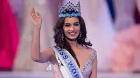 Miss India, Manushi Chhillar melambaikan tangan usai disematkan mahkota Miss World 2017 dalam ajang kontes Miss World ke-67 di Sanya, Tiongkok, Sabtu (18/11). Manushi (20) berhasil mengalahkan 108 kontestan lain dari berbagai negara. (NICOLAS ASFOURI/AFP)