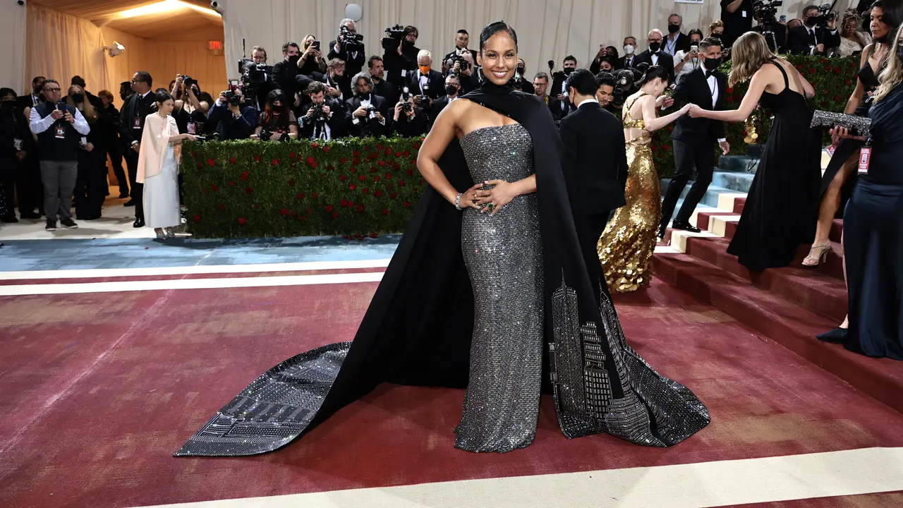 Alicia Keys menghadiri Met Gala 2022 di The Metropolitan Museum of Art pada 2 Mei 2022 di New York City, AS. (Jamie McCarthy/Getty Images/AFP)