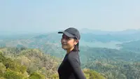Prilly Latuconsina Menyatu dengan Alam Kulon Progo, Bikin Kopi hingga Naik Flying Fox