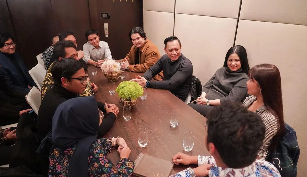 “Sempat Annisa cerita hobi saya nonton Youtube Aljabar pada teman-teman PPI, ternyata hobi yang sama juga dilakukan mereka,” Agus Yudhoyono berbagi cerita seraya berterima kasih atas waktu yang diberikan rekan-rekan PPI. “Tetap semangat dan terus belajar agar bisa tercapai apa yang dicita-citakan. Seperti apa yang saya sampaikan kemarin, tetap bawa nama baik Indonesia di manapun kalian berada. Terus berkarya dan suatu saat nanti kembali ke Tanah Air untuk memajukan bangsa,” ujarnya. (Foto: Dok. Instagram @annisayudhoyono)