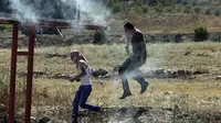 Gas air mata ditembakkan militer Israel untuk membubarkan demonstran Palestina yang melakukan aksi protes di Hawara, Nablus, (25/7/2014). (REUTERS/Abed Omar Qusini)