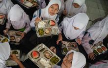 Momen Lucu Siswa Makan Bergizi Gratis Sambil Joget Oke Gas, Wapres Gibran Sampai Beri Komentar