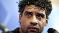 Barcelona&#039;s Dutch coach Frank Rijkaard speaks to the press on the eve of the UEFA Champions League match Lyon vs Barcelona at Gerland&#039;s Stadium, 26 November 2007 in Lyon. AFP PHOTO / FRED DUFOUR