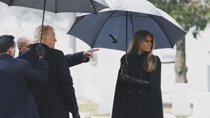 Melania Trump Kena Kritik Kenakan Mantel Keluaran Eropa di Penghormatan untuk Pahlawan Amerika