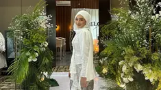 Nabila Taqiyyah memakai kebaya simpel dan jilbab pashmina warna selaras. Anting yang dikenakannya mendukung penampilannya jadi makin menarik. Pamer senyuman manis, jebolan Indonesian Idol musim ke-12 asal Aceh ini bikin netizen terpesona. Nabila Taqiyyah memadukan kebaya putihnya ini dengan kain batik yang ada sentuhan warna abu-abu dan cokelat. (Liputan6.com/IG/@nabilataqiyyah)