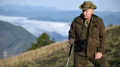Sebuah gambar yang diambil pada 26 Agustus 2018, menunjukkan Presiden Rusia Vladimir Putin berdiri di gunung selama liburan singkatnya di Tuva daerah terpencil di Siberia selatan. (AFP PHOTO / Sputnik / Alexey NIKOLSKY)