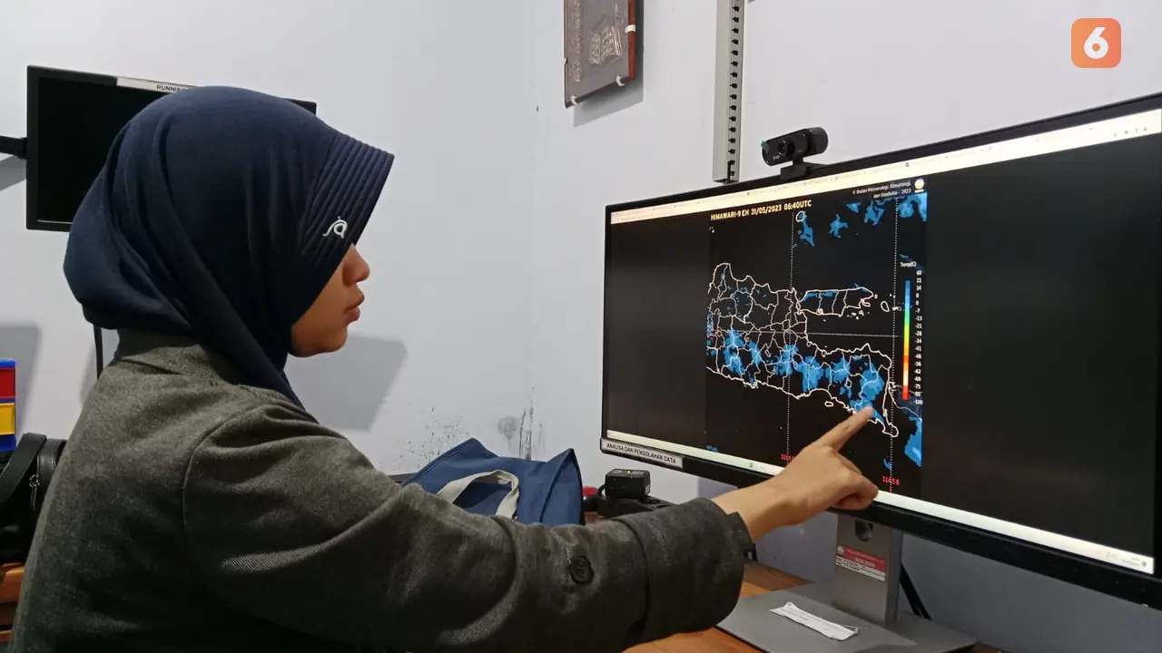 Prekirawan BMKG Banyuwangi Ganis Diyah  (Hermawan Arifianto/Liputan6.com)