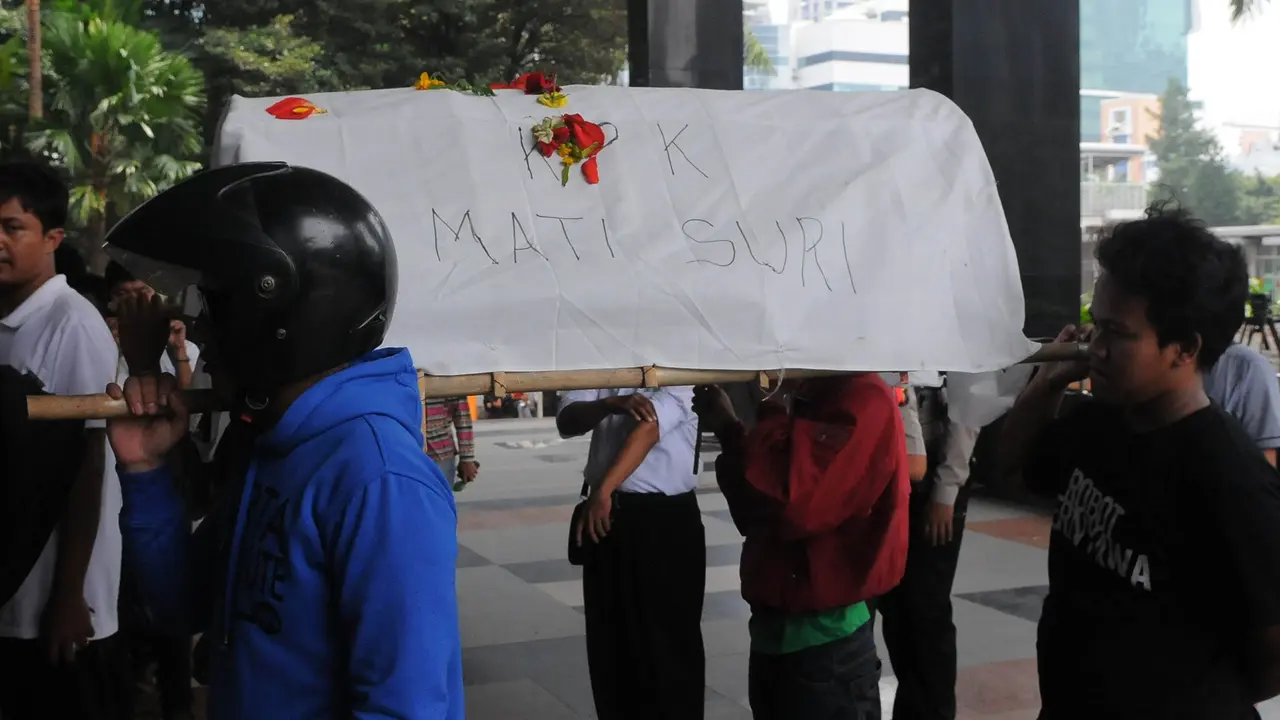 [FOTO] Dianggap Mati Suri, KPK Dapat Kiriman Keranda