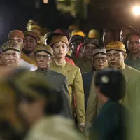  Jokowi beserta istrinya tidak tampak mendampingi Gibran saat acara midodareni Gibran Rakabuming - Selvi Ananda. (Galih W. Satria/Bintang.com)