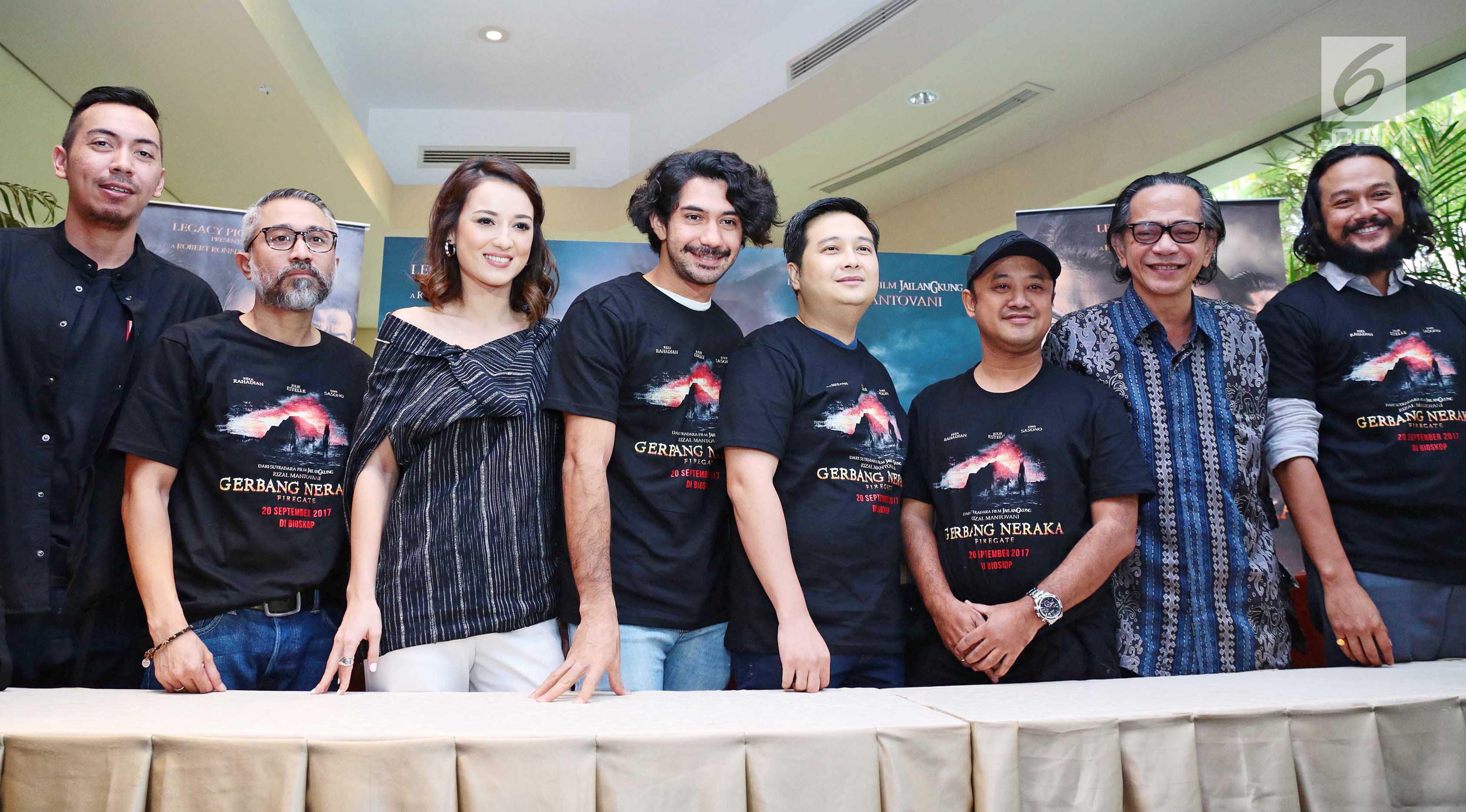 Para pendukung film Gerbang Neraka di antara aktor Lukman Sardi, Julie Estelle, Reza Rahadian, Ray Sahetapi, Dwi Sasono dan sutradara Rizal Mantovani. (Herman Zakharia/Liputan6.com)