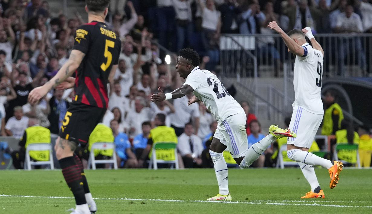 Selebrasi striker Real Madrid, Vinicius Junior (tengah) setelah mencetak gol ke gawang Manchester City pada leg pertama babak semifinal Liga Champions 2022/2023 di Santiago Bernabeu Stadium, Madrid (9/5/2023). Terbaru, Vinicius Junior menyumbang satu gol Real Madrid ke gawang Manchester City (9/5/2023) dalam laga yang berakhir 1-1 di leg pertama babak semifinal Liga Champions 2022/2023. (AP Photo/Manu Fernandez)