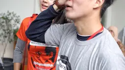 Pasangan Baim Wong dan Paula Verhoeven hadir dalam sidang aktor Tio Pakusadewo di PN Jakarta Selatan, Jakarta, Kamis (28/6). Bersama sederet artis, Baim Wong dan Paulo memberi dukungan untuk Tio Pakusadewo. (Liputan6.com/Faizal Fanani)