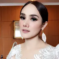 Untuk mempercantik penampilannya, Mulan tak pernah ketinggalan memakai aksesoris berupa perhiasan. Dan kali ini ia memakai anting panjang berbentuk oval dan membuat wajahnya terlihat lebih tirus. (Instagram/mulanjameela1)