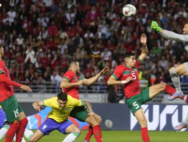Kiper Brasil, Weverton, berusaha menghalau bola saat melawan Maroko pada laga uji coba FIFA Matchday di Grand Stade de Tanger, Tangier, Minggu (26/3/2023). Timnas Maroko membuktikan bukan cuma kebetulan saja meroket di Piala Dunia 2022. (AP Photo/Mosa'ab Elshamy)