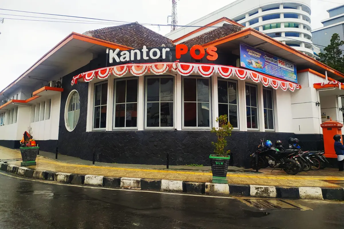 Kehadiran Pos Logistik, anak perusahaan PT Pos Indonesia siap memberikan kemudaahan seperti diskon pengiriman serta paket penjemputan kiriman barang bagi UMKM. (Liputan6.com/Jayadi Supriadin)