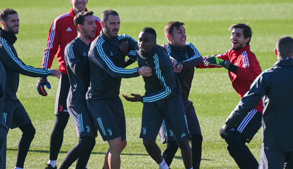 Para peman Juventus bercanda saat mengikuti sesi latihan tim di Turin, Italia (10/12/2019). Juventus akan bertanding melawan wakil Jerman, Bayern Leverkusen pada Grup D Liga Champions di BayArena. (AFP/Marco Bertorello)