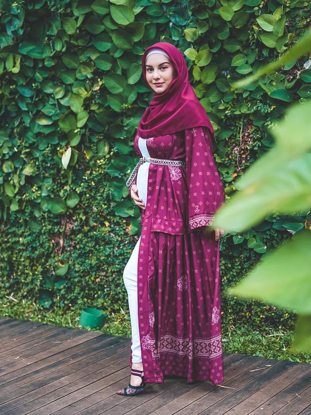 Beda Gaya 5 Artis Saat Pamer Baby Bump, Cantik Memesona