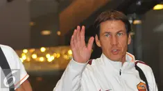Manager tim sepakbola AS Roma Rudi Garcia tiba di Hotel Shangri La, Jakarta, Jumat (24/07/2015). Tim liga Italia berjulukan Giallorossi (Kuning-Merah) tersebut akan menggelar pertandingan intern antara skuadnya.  (Liputan6.com/Herman Zakharia)
