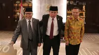 Ketua DPR Ade Komaruddin (kiri) berfoto bersama Ketua MKD Surahman Hidayat (tengah) usai pertemuan di ruangan Pimpinan DPR, Jakarta, Senin (2/1). Pertemuan membahas rencana menyusun Undang Undang Etika pada lembaga perwakilan. (Liputan6.com/Angga Yuniar)