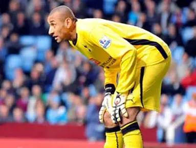 Tottenham Hotspur's Brazilain goalkeeper Heurelho Gomes watches the game during their English Premier League football match against Aston Villa at Villa Park, Birmingham, central England on March 15, 2009. AFP PHOTO/PAUL ELLIS