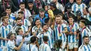 Momen tersebut adalah saat mantan pemain Tim Tango Sergio Aguero larut dalam perayaan bersama para pemain Timnas Argentina. (AP Photo/Francisco Seco)