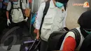 Usai melakukan penggeledahan selama 6 jam, penyidik KPK membawa beberapa barang dan berkas yang dimasukkan dalam koper berwarna ungu (Liputan6.com/Herman Zakharia)
