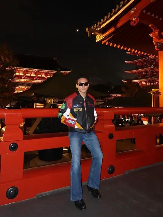 Gaya jalanan yang kece ala Jefri Nichol dengan varsity jacket, celana jeans model cutbray, sepatu pantofel, dan kacamata hitam. [@jefrinichol]