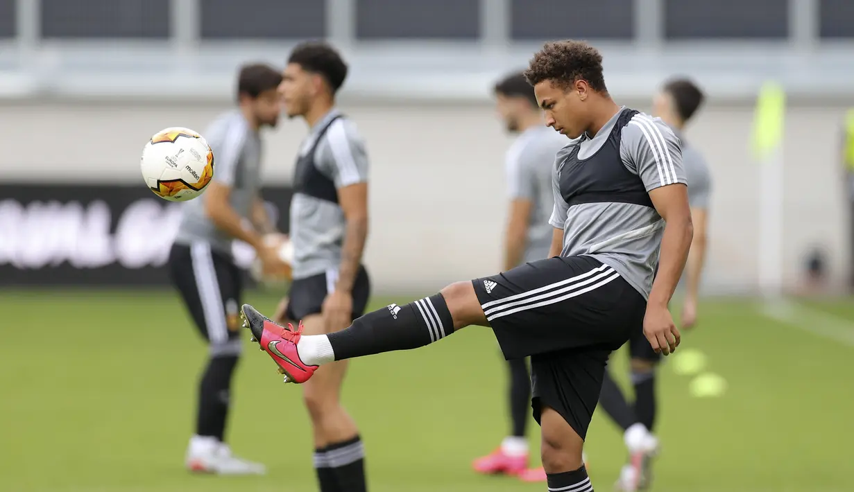 Pemain Wolverhampton Wanderers, Lewis Richards menendang bola saat sesi latihan di Duisburg, Jerman, Senin (10/8/2020). Wolverhampton Wanderers akan melawan Sevillla di perempat final Liga Europa. (AP Photo/Ina Fassbender)