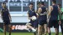 Pemain AS Roma saat mengikuti sesi latihan di MSV Arena, Kamis (6/8/2020). AS Roma akan menghadapi lawan berat Sevilla pada laga 16 besar Liga Europa 2019/2020. (AFP/Friedemann Vogel/pool)