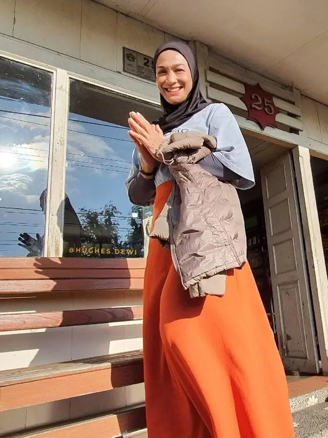 Dewi Hughes disebut lebih muda setelah turunkan berat badannya hingga puluhan kilogram