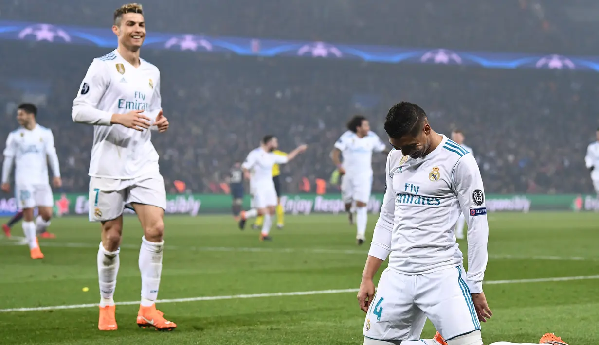 Gelandang Real Madrid Casemiro melakukan selebrasi usai mencetak gol kedua untuk timnya saat melawan PSG dalam pertandingan Liga Champions leg kedua di stadion Parc des Princes di Paris (6/3). (AFP / Franck Fife)