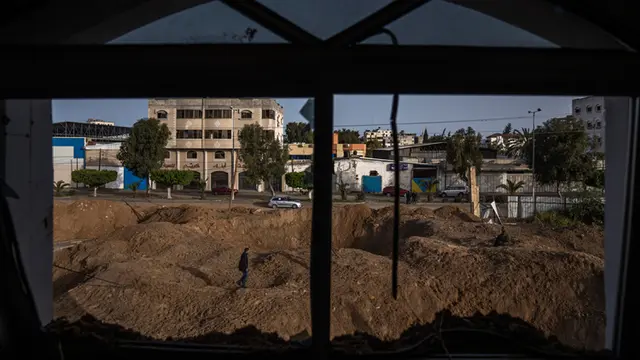 Lubang-Lubang Besar Terlihat Usai Serangan Udara Israel ke Jalur Gaza Palestina