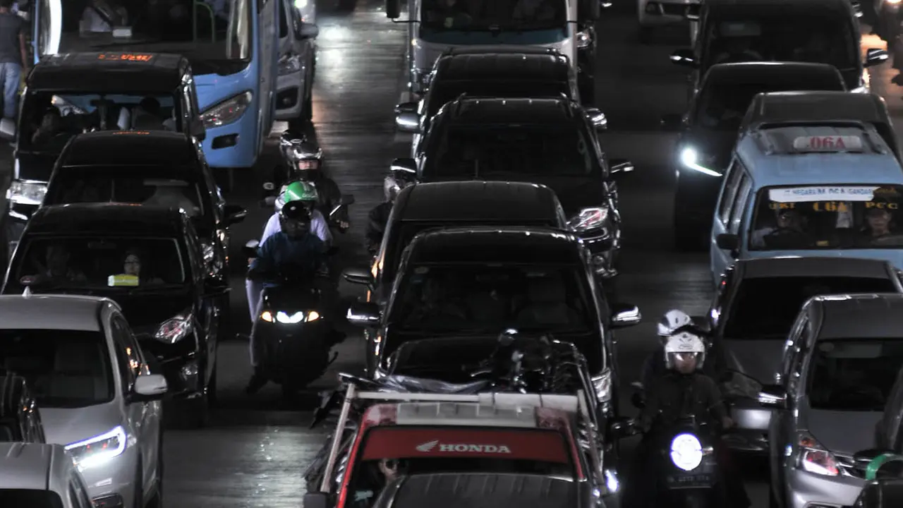 Kemacetan di Jalan DI Panjaitan Akibat Proyek Tol Becakayu