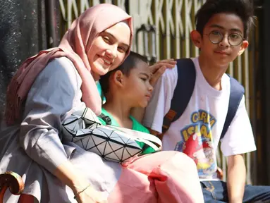 Menjadi orang tua bukan lah hal mudah untuk mengajak buah hatinya berpuasa. Termasuk Zee Zee Shahab yang berusaha untuk mengajak buah hatinya yang pertama bersama Prabu Revolusi, Fauzi Khaleev Putra Revolusi untuk berpuasa. (Instagram/zeezeeshahab)